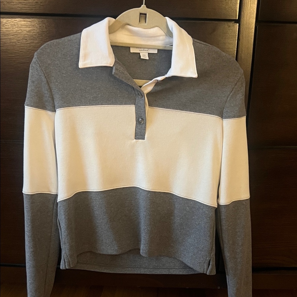 Ann Taylor weekend Gray and White Colorblock Cropped Rugby top